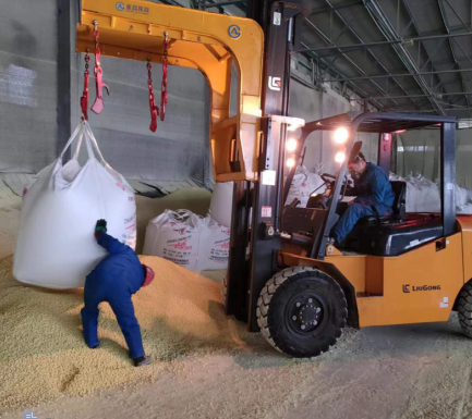 磷銨分廠黨員干部主動承擔裝卸工作